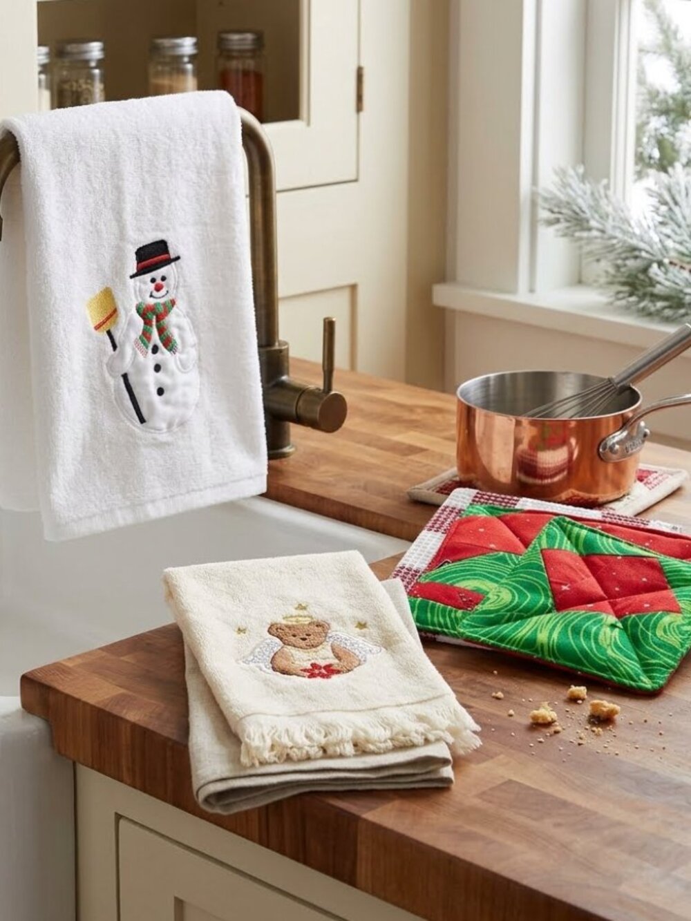 A Bundle of Christmas Festive Towels Pot Holders Kitchen Bathroom Linens